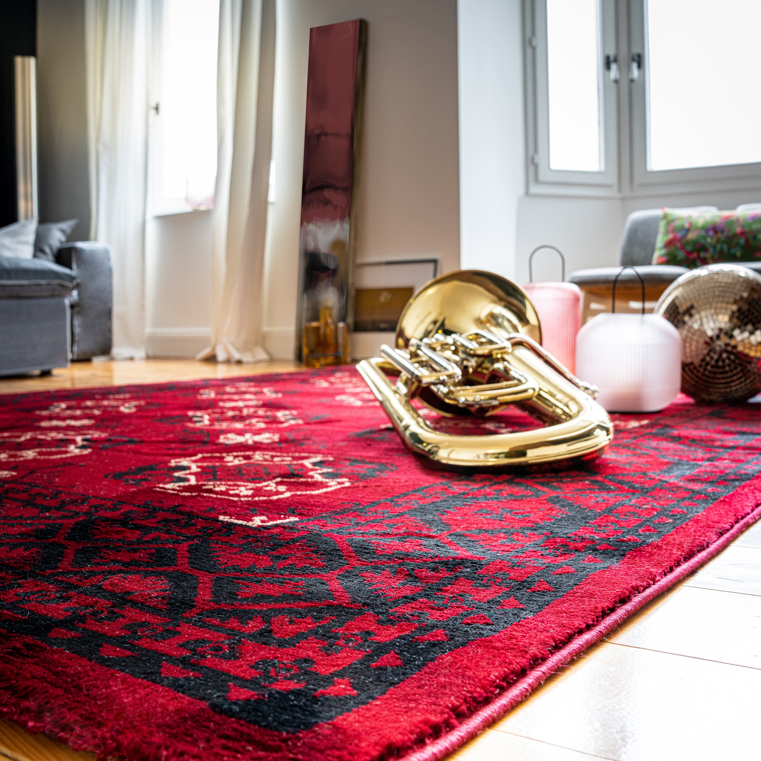 Ein roter Teppich, der mit seinem orientalischen Design und luxuriöser Haptik eine elegante Atmosphäre schafft.