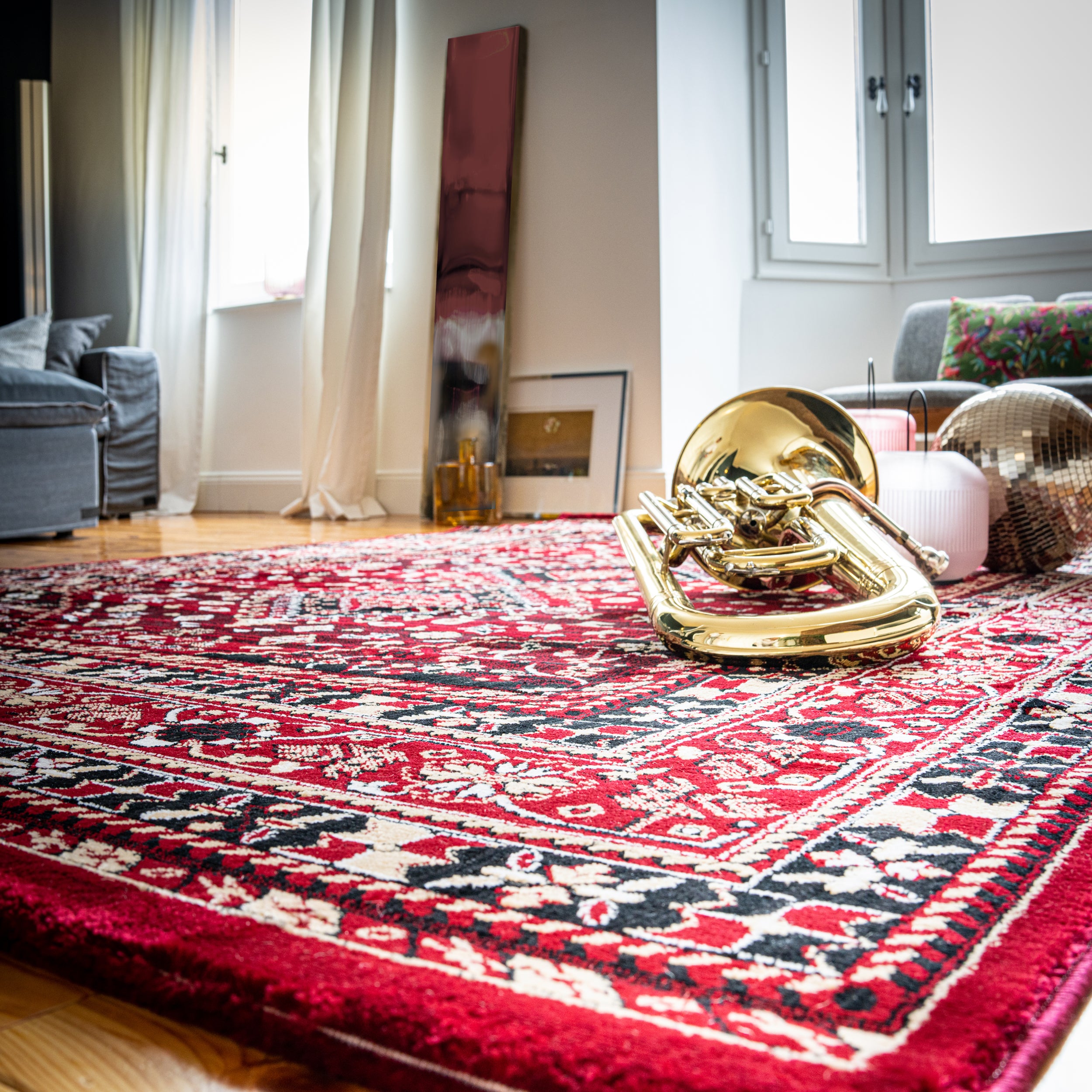 Ein rotes und schwarzes orientalisches Teppichmuster mit feinen Details und traditionellem Design.