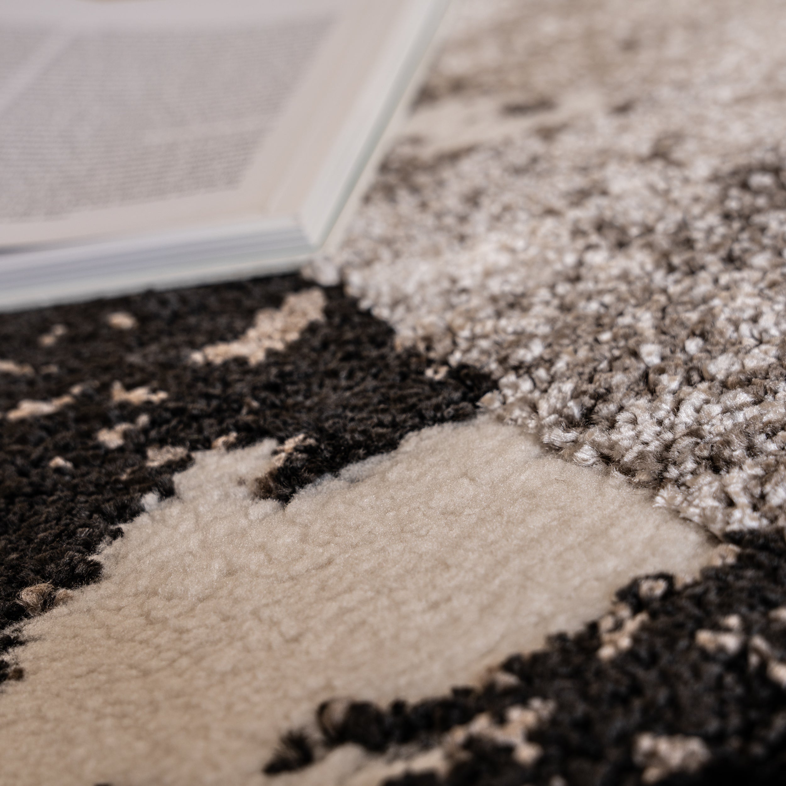 My Canyon 971 taupe carpet with 3D effect and fine shine – discover modern elegance