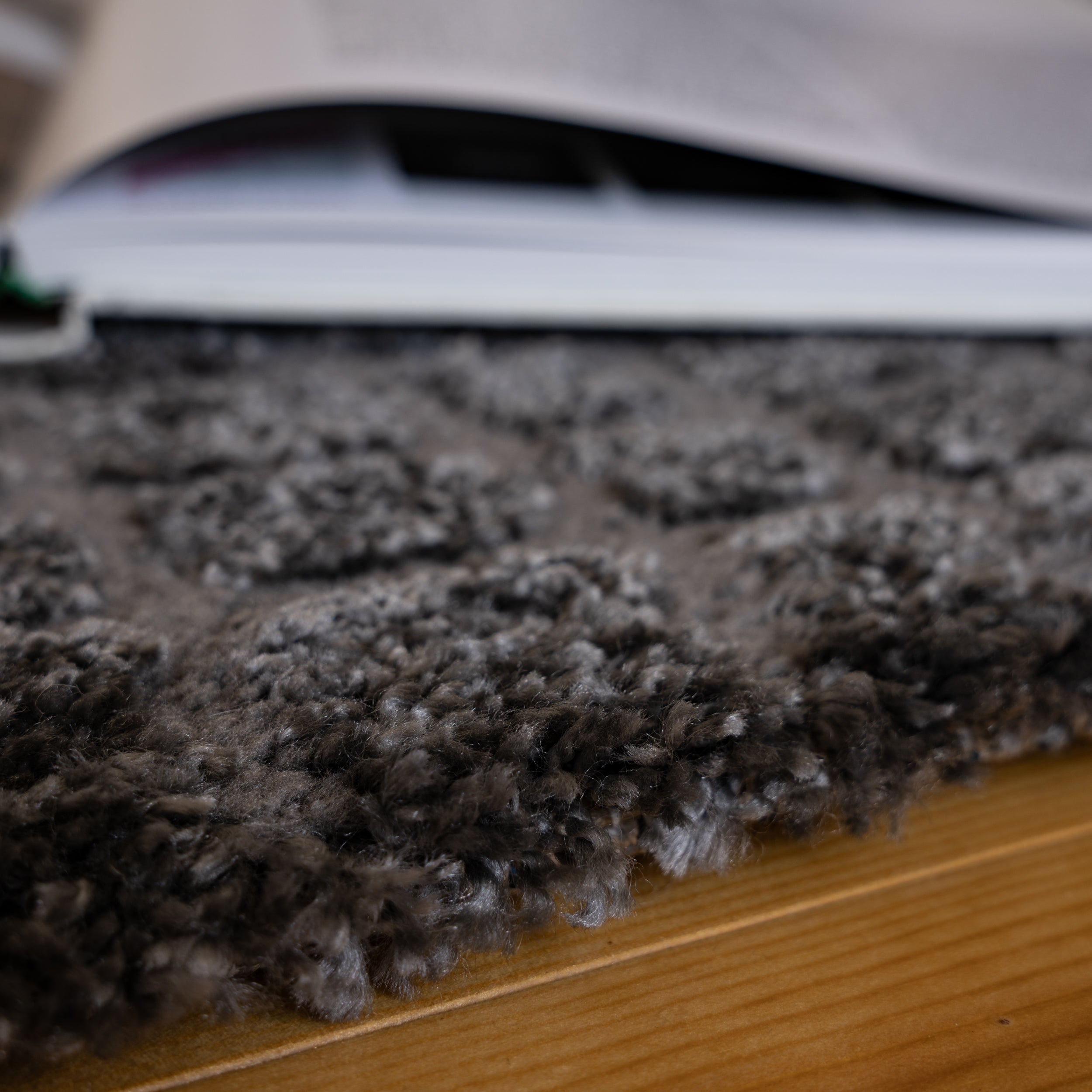 My Canyon 972 anthracite carpet with 3D effect and fine shine – discover modern elegance