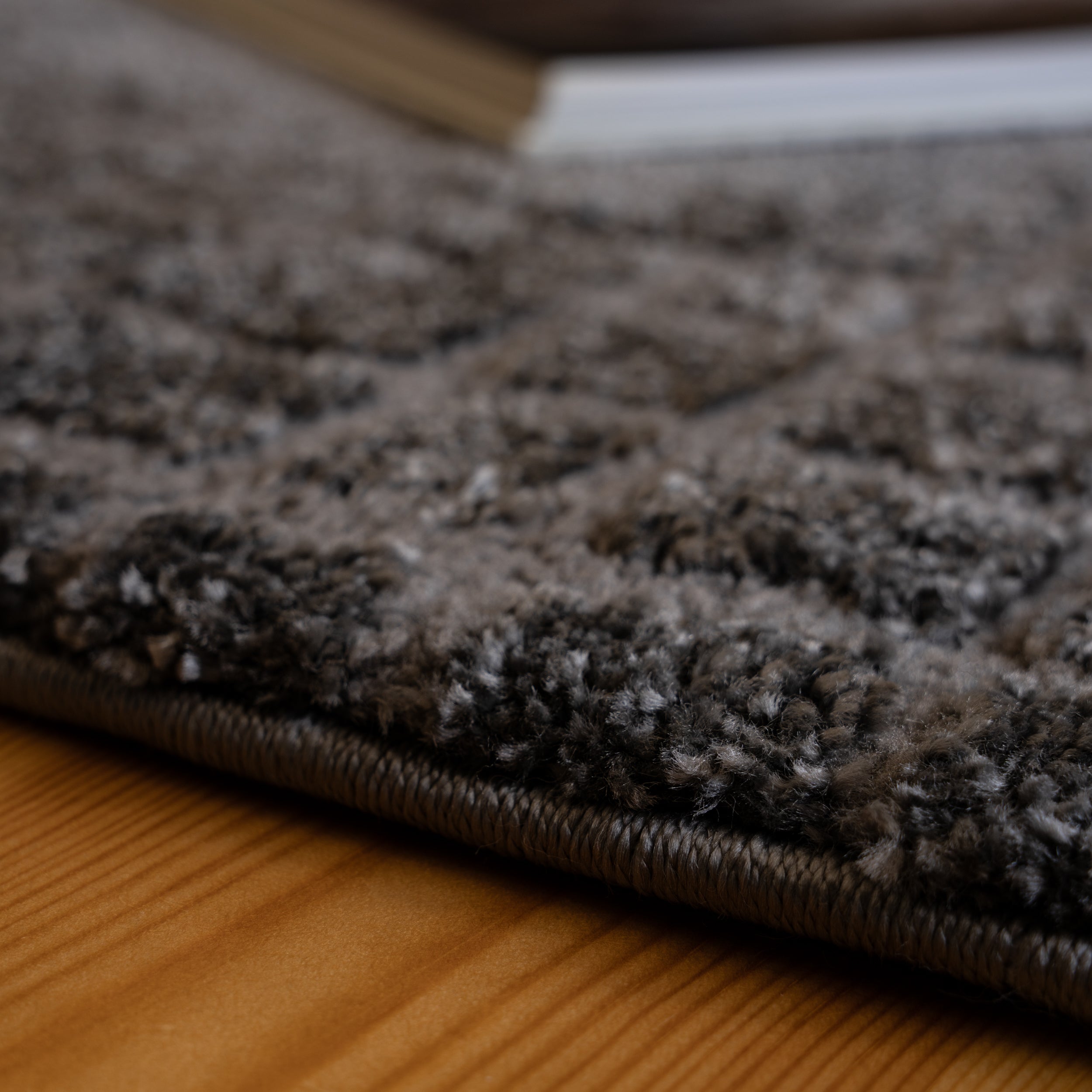 My Canyon 972 anthracite carpet with 3D effect and fine shine – discover modern elegance