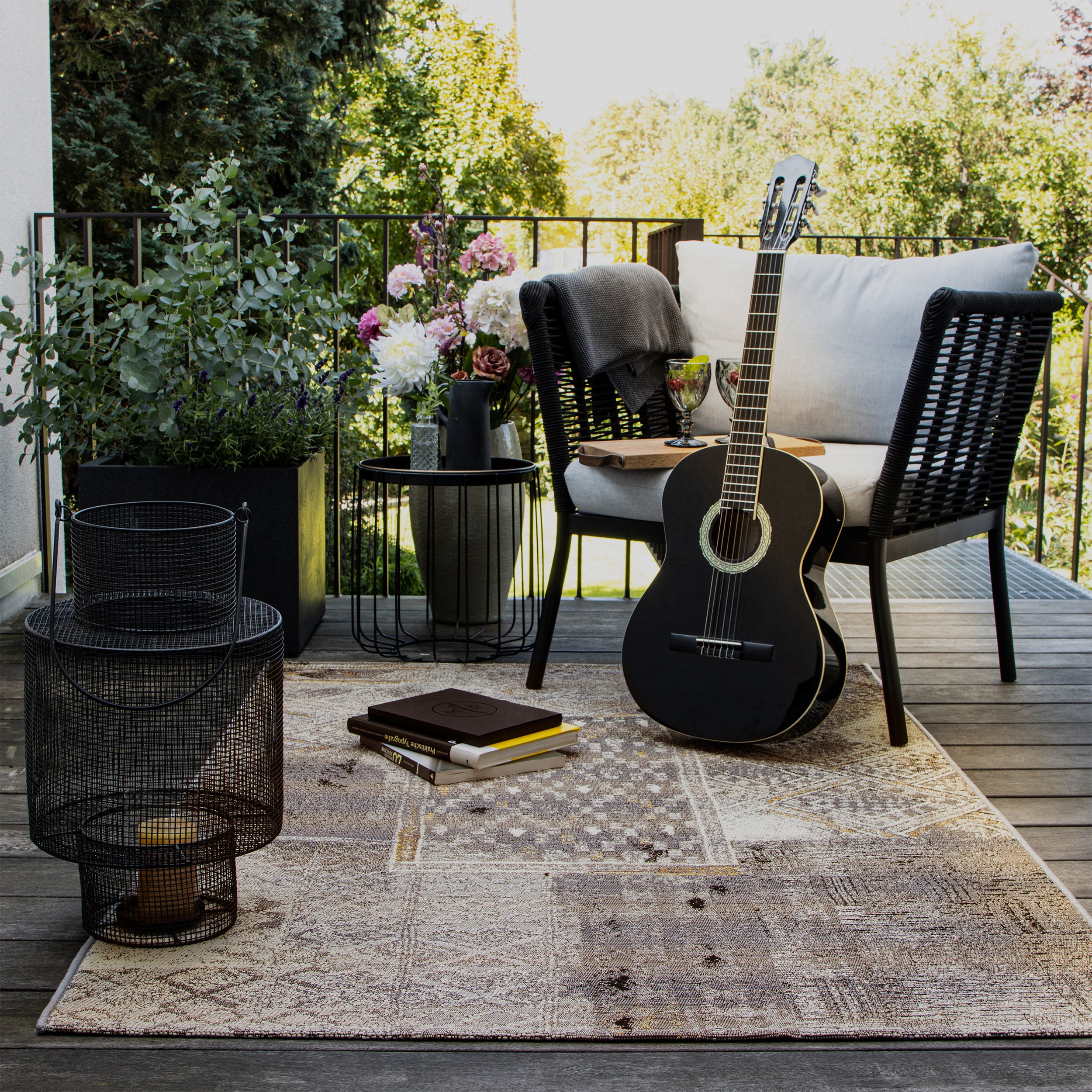 My Gobelina 644 grey carpet: The wow factor for your outdoor ensemble