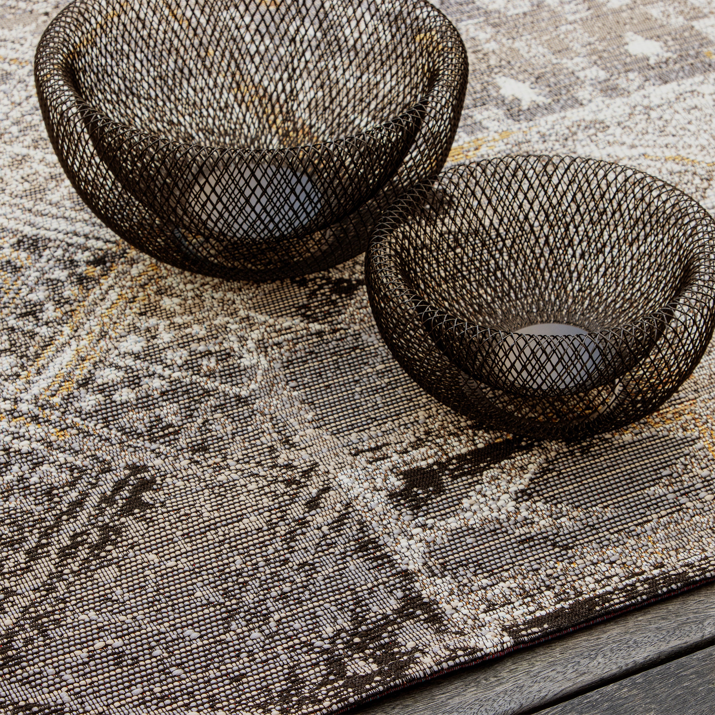 My Gobelina 644 grey carpet: The wow factor for your outdoor ensemble