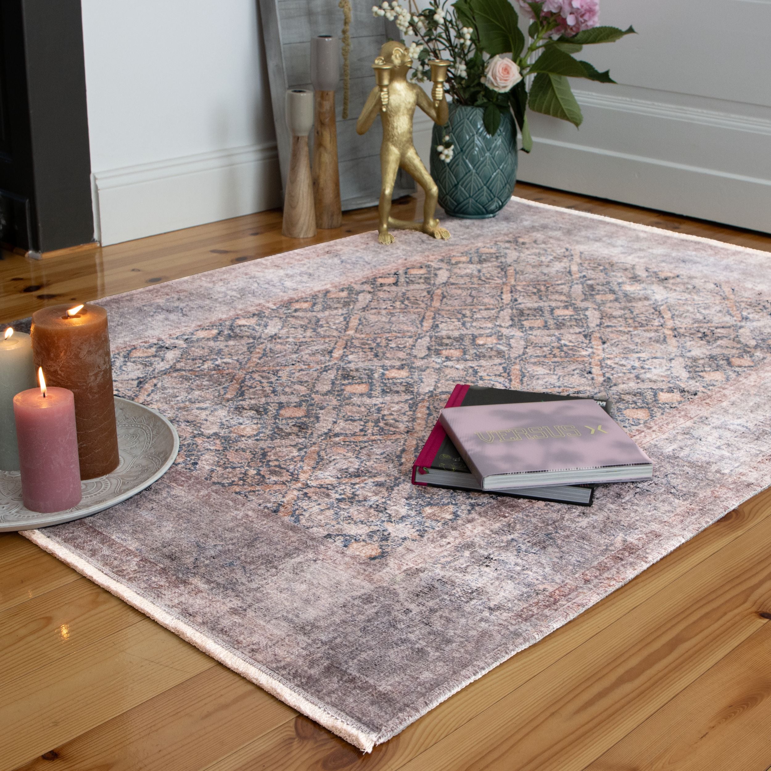 My Maurea 780 navy carpet: Natural elegance in iconic design