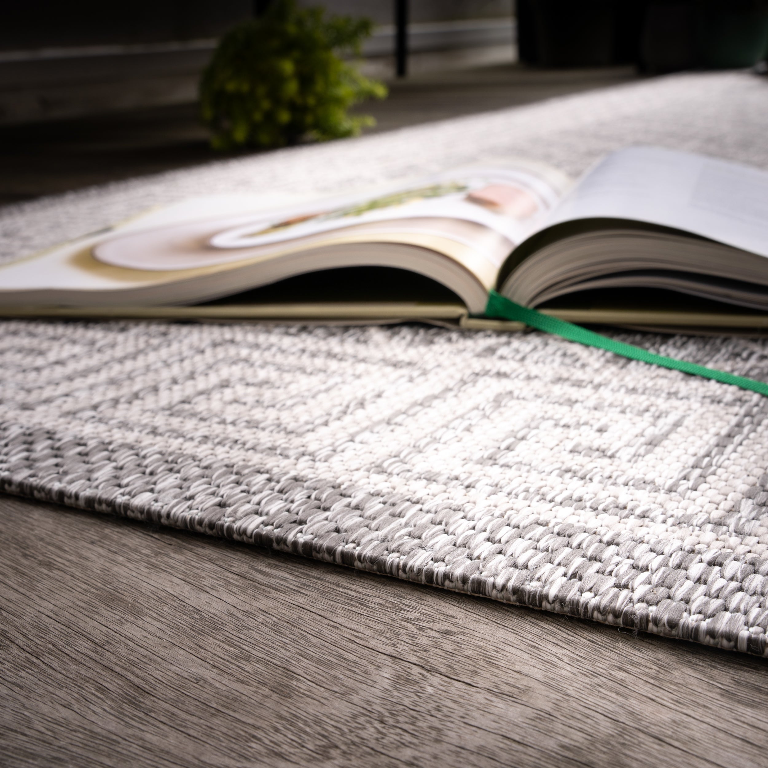 My Tallinn 541 grey carpet: shine, versatility and timeless design from Obsession
