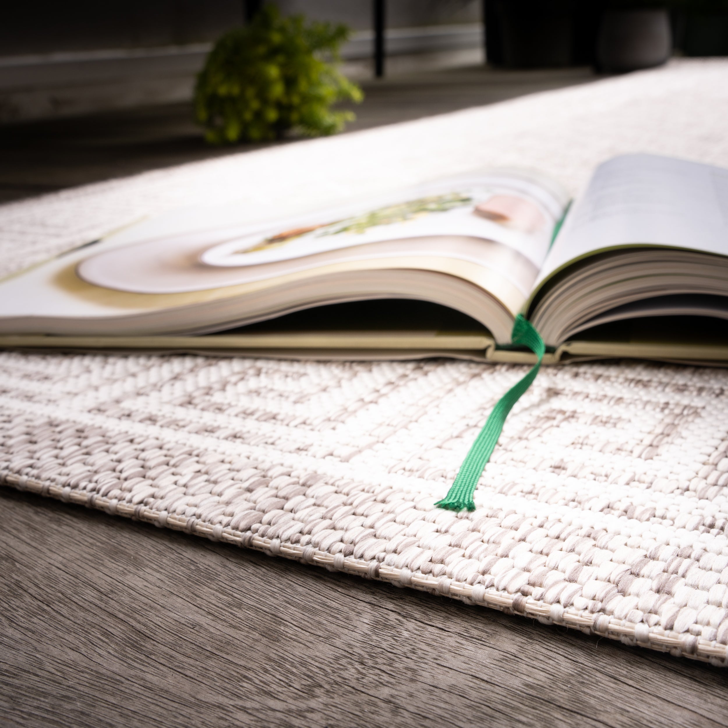 My Tallinn 541 taupe carpet: shine, versatility and timeless design from Obsession
